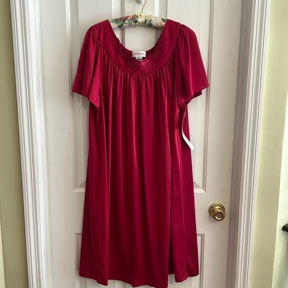 Shadowline nightgown. Cerise (reddish pink) embroidered neckline. Size 1 X - Picture 1 of 7
